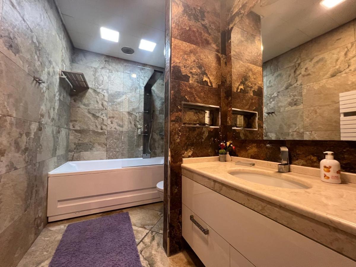 Megafun Luxury Family Apartment Баку Екстериор снимка